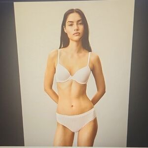 Calvin Klein T-shirt bra contours to you w/memory foam tech Lightly lined underw